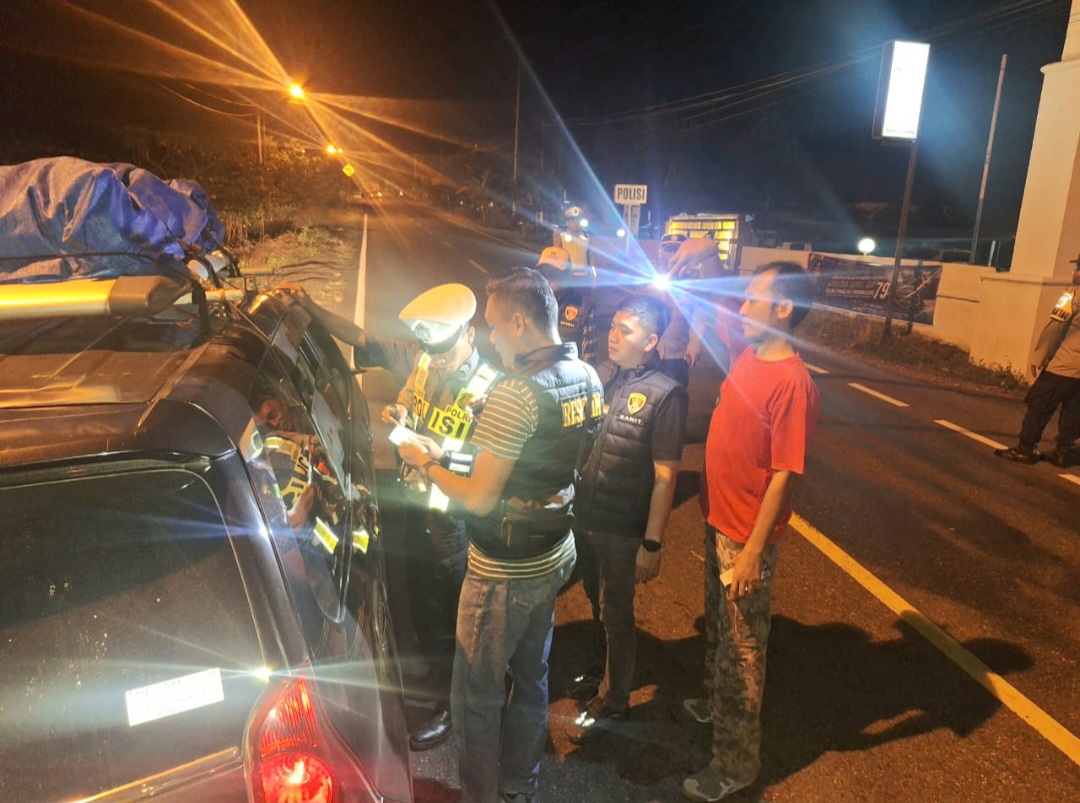 Kanit Reskrim Polsek Batang Angkola, Ipda Ansor Harahap, beserta anggota memeriksa salah satu kendaraan pengguna jalan yang melintas saat razia malam hari dalam rangka menciptakan situasi Kamtibmas kondusif