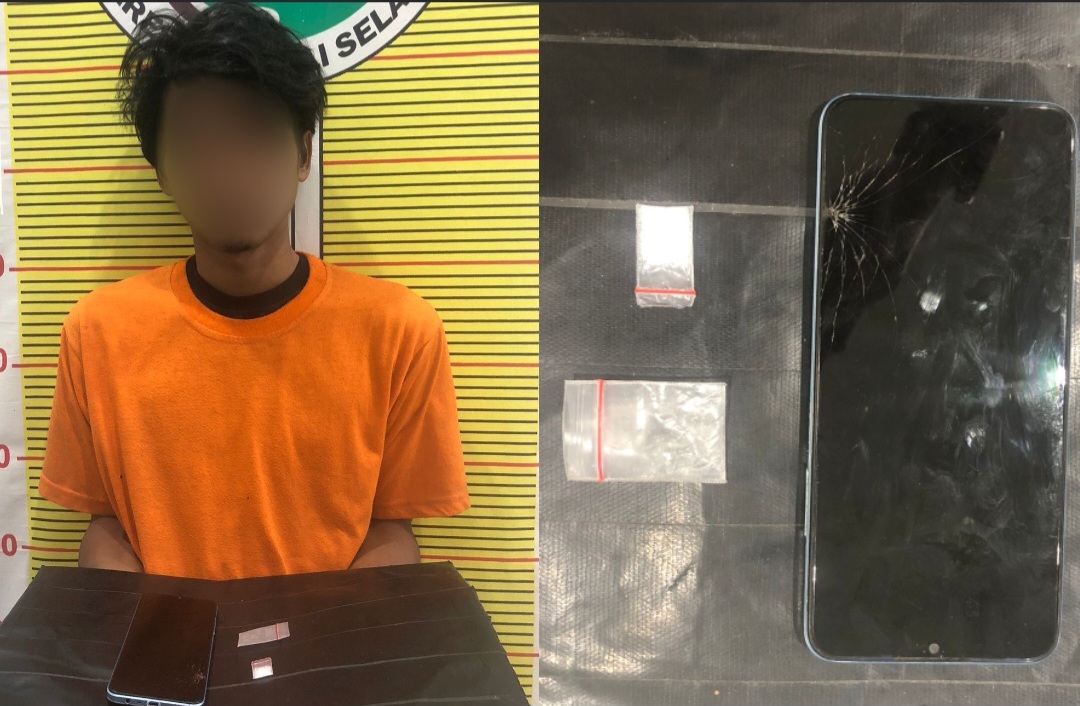 Seorang pemuda berinisial, KR saat menunjukkan barang bukti narkotika jenis sabu usai ditangkap Tim Opsnal Unit Reskrim Polsek Padang Bolak
