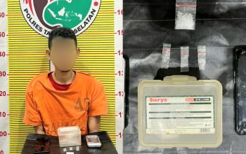 Pria pengangguran pengedar narkotika jenis sabu berinisial, RSH saat menunjukkan barang bukti usai ditangkap Tim Opsnal Satresnarkoba Polres Tapsel