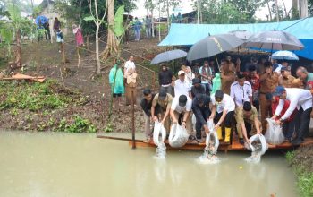 Bupati Tapsel Gus Irawan Pasaribu, bersama Wakil Ketua DPRD Abdul Basith Dalimunte, Kepala Dinas Perikanan Saiful AP Nasution, Kaban Kesbangpol Hamdy S Pulungan, Kabag Prokopim M Yusuf Nasution, Tokoh Masyarakat Jon Sujani Pasaribu, dan lainnya, saat menabur ribuan benih ikan di Desa Lancat Julu, Kecamatan Arse