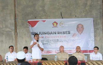 Bupati Tapsel, Gus Irawan Pasaribu, bersama anggota Komisi I DPR RI Sabam Rajagukguk, Wakil Ketua DPRD Tapsel Abdul Basith Dalimunthe, Wakil Ketua DPRD Padangsidimpuan Rusydi Nasution, Ketua Fraksi Gerindra DPRD Tapsel Rocky AP Gultom, dan anggota DPRD Tapsel Irmansyah Siregar, saat beri sambutan di sela reses