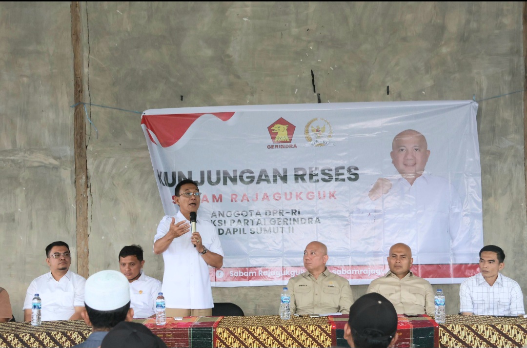 Bupati Tapsel, Gus Irawan Pasaribu, bersama anggota Komisi I DPR RI Sabam Rajagukguk, Wakil Ketua DPRD Tapsel Abdul Basith Dalimunthe, Wakil Ketua DPRD Padangsidimpuan Rusydi Nasution, Ketua Fraksi Gerindra DPRD Tapsel Rocky AP Gultom, dan anggota DPRD Tapsel Irmansyah Siregar, saat beri sambutan di sela reses