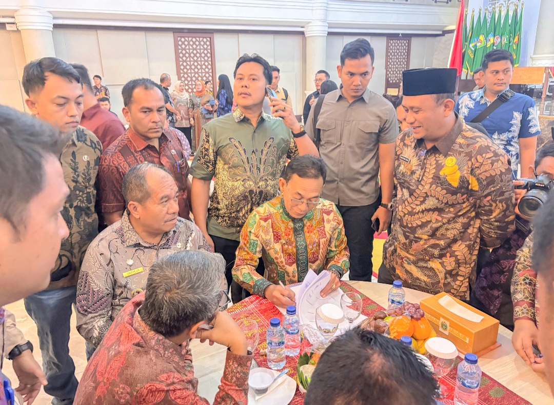 Bupati Tapsel, Gus Irawan Pasaribu, meneken MoU dengan BGN sebagai bentuk dukungan terhadap program MBG yang menjadi agenda strategis pemerintah pusat