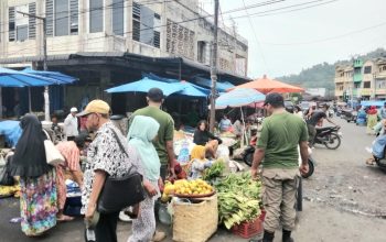 Petugas Satpol PP Kota Padangsidimpuan beri imbauan secara humanis dan persuasif kepada para pedagang kaki lima yang masih menggunakan badan jalan untuk berdagang