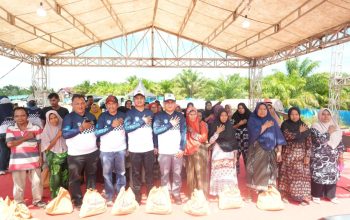 Kapolres Tapsel, AKBP Yasir Ahmadi, didampingi segenap unsur Forkopimda usai menyantuni kaum duafha di sela pembukaan ajang Bhayangkara Motocross 2025