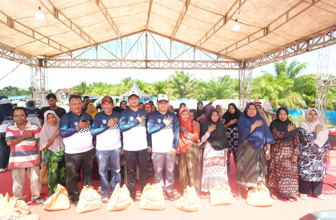 Kapolres Tapsel, AKBP Yasir Ahmadi, didampingi segenap unsur Forkopimda usai menyantuni kaum duafha di sela pembukaan ajang Bhayangkara Motocross 2025