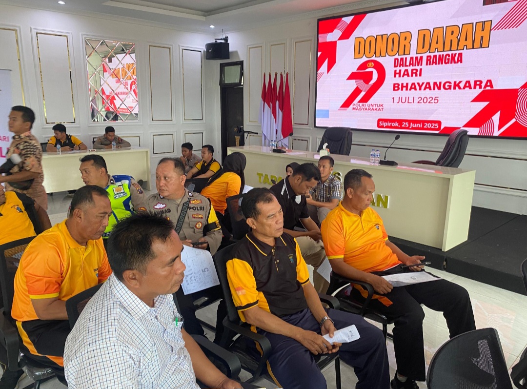 Kapolsek Batang Angkola AKP R Trihardjanto, bersama Plt Kapolsek Batang Toru Iptu Edy Sofyan Nasution, saat mengikuti bakti sosial Polri donor darah yang bekerja sama dengan PMI