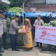 Plt Kapolsek Batang Toru, Iptu Edy Sofyan Nasution, dan jajaran, saat menyerahkan Bansos ke warga kurang mampu dalam rangka memperingati HUT Bhayangkara ke-79