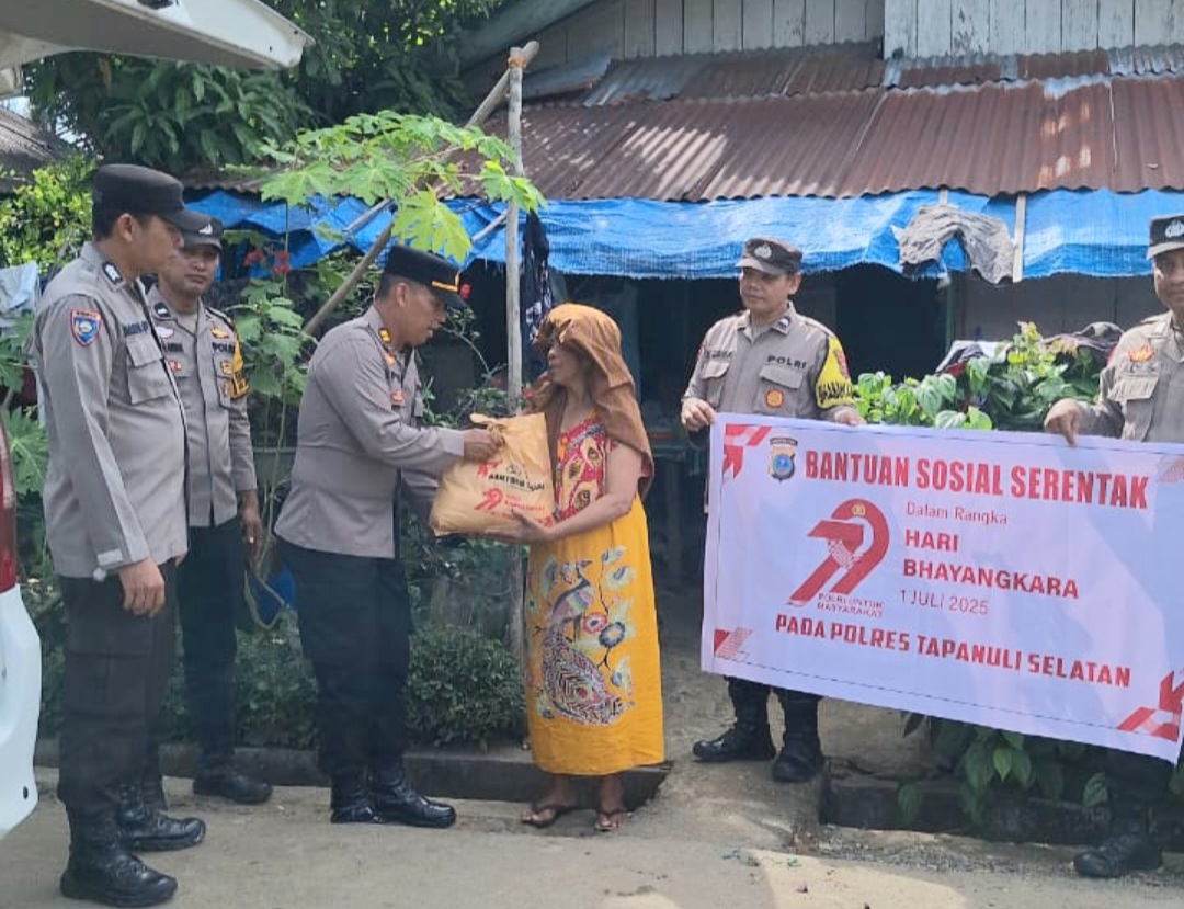 Plt Kapolsek Batang Toru, Iptu Edy Sofyan Nasution, dan jajaran, saat menyerahkan Bansos ke warga kurang mampu dalam rangka memperingati HUT Bhayangkara ke-79
