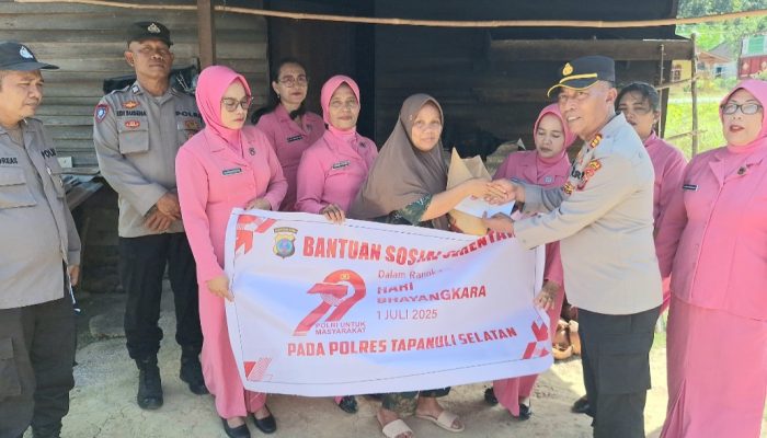 Polsek Batang Angkola Peduli, Berbagi Puluhan Paket Bansos ke Warga