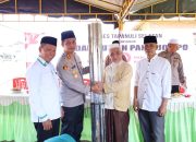 Kapolres Tapsel, AKBP Yasir Ahmadi, menyerahkan bantuan bahan bangunan ke pengurus Panti Jompo Jamaah Amaliyah