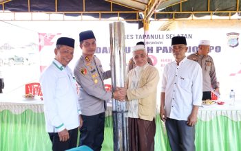 Kapolres Tapsel, AKBP Yasir Ahmadi, menyerahkan bantuan bahan bangunan ke pengurus Panti Jompo Jamaah Amaliyah