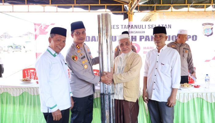 Kapolres Tapsel dan Anggota Sisihkan Gaji untuk Bedah Rumah Lansia