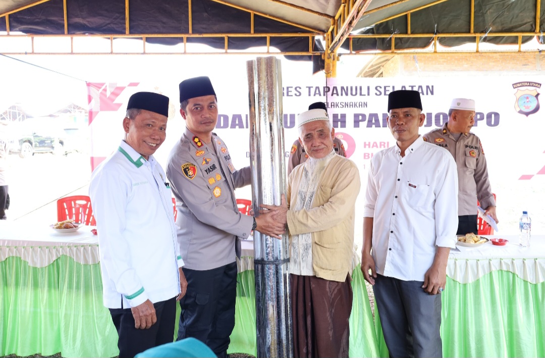 Kapolres Tapsel, AKBP Yasir Ahmadi, menyerahkan bantuan bahan bangunan ke pengurus Panti Jompo Jamaah Amaliyah
