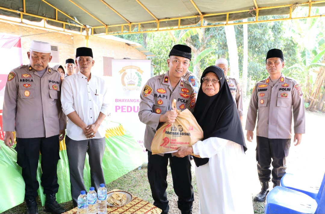 Waka Polres Tapsel, Kompol Rapi Pinakri, saat menyerahkan bantuan paket sembako ke salah satu warga