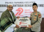Kapolres Tapsel, AKBP Yasir Ahmadi, menyerahkan bantuan uang senilai Rp50 juta secara simbolis ke Pimpinan Pondok Pesantren Darul Ulum Nabundong H Mara Hasim Siregar, untuk renovasi Masjid Pancasila