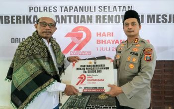 Kapolres Tapsel, AKBP Yasir Ahmadi, menyerahkan bantuan uang senilai Rp50 juta secara simbolis ke Pimpinan Pondok Pesantren Darul Ulum Nabundong H Mara Hasim Siregar, untuk renovasi Masjid Pancasila