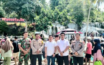 Kanit Reskrim Polsek Batang Angkola, Ipda Ansor Harahap, bersama anggota dan personel TNI saat melakukan pengamanan objek wisata Aek Sijorni