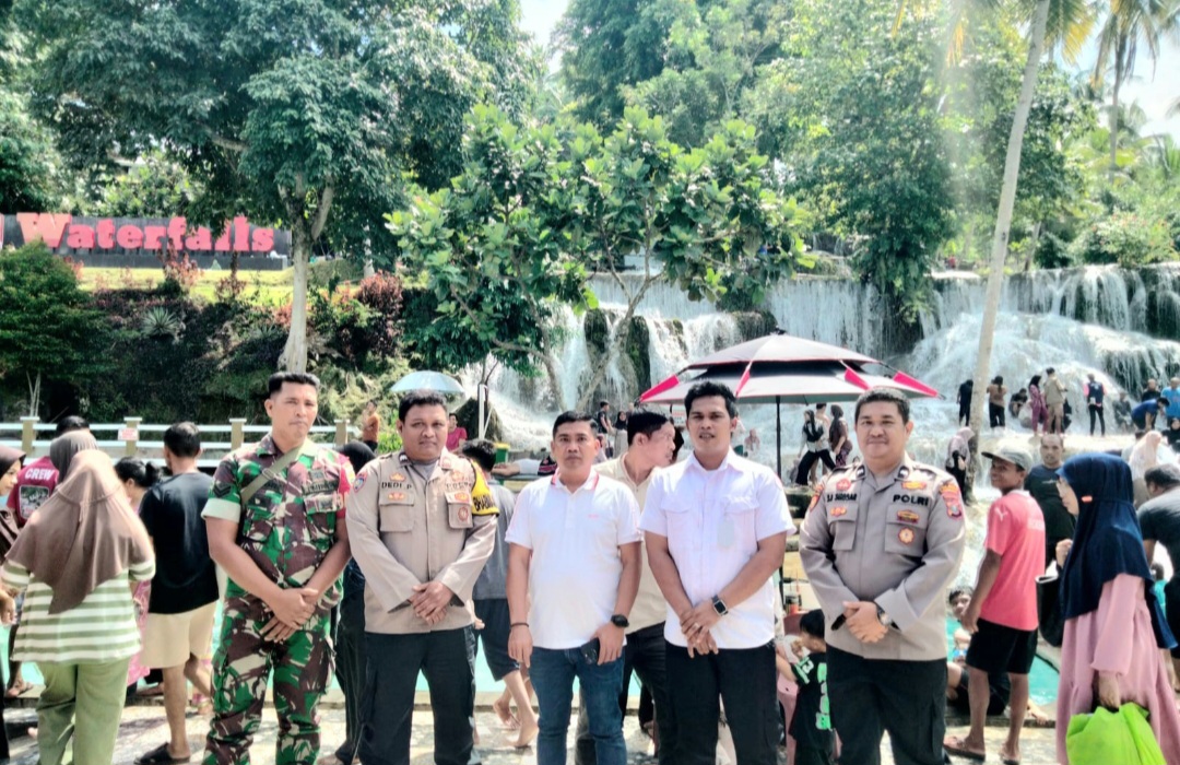 Kanit Reskrim Polsek Batang Angkola, Ipda Ansor Harahap, bersama anggota dan personel TNI saat melakukan pengamanan objek wisata Aek Sijorni
