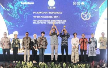 Director & CFO Agincourt Resources, Noviandri (tengah) berfoto bersama dengan manajemen perusahaan, dewan juri, dan pembicara saat menerima dua penghargaan Top CSR Awards 2025 di Jakarta