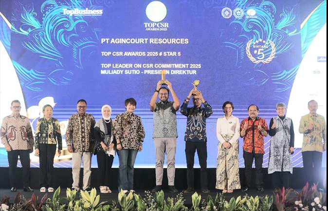 Director & CFO Agincourt Resources, Noviandri (tengah) berfoto bersama dengan manajemen perusahaan, dewan juri, dan pembicara saat menerima dua penghargaan Top CSR Awards 2025 di Jakarta