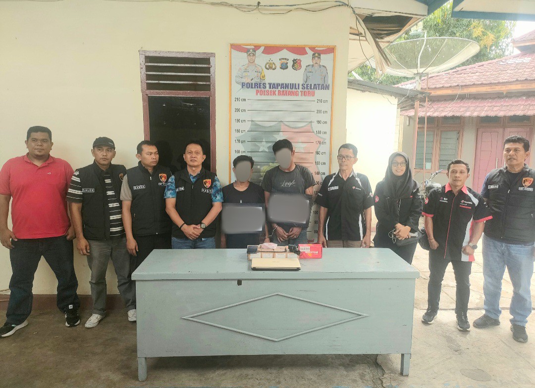 Kanit Reskrim Polsek Batang Toru, Ipda Hary Agus Pohan, bersama Tim, usai menangkap dua orang pria yang diduga sebagai pelaku tindak pidana pencurian dengan pemberatan berinisial, EP dan JN