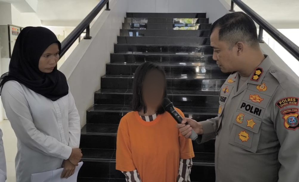 Kapolres Tapsel, AKBP Yasir Ahmadi, saat menanyai seorang ibu muda berinisial, DDT yang diduga tega melakukan penganiayaan terhadap putrinya sendiri yang masih bayi berusia 11 bulan, Zefanya Austin Putri, hingga meninggal dunia