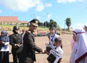 Kapolres Tapsel, AKBP Yasir Ahmadi, memberikan beasiswa ke anak-anak personel yang menunjukkan prestasi akademik dan non-akademik