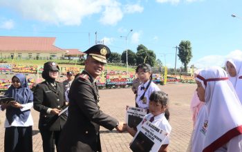 Kapolres Tapsel, AKBP Yasir Ahmadi, memberikan beasiswa ke anak-anak personel yang menunjukkan prestasi akademik dan non-akademik
