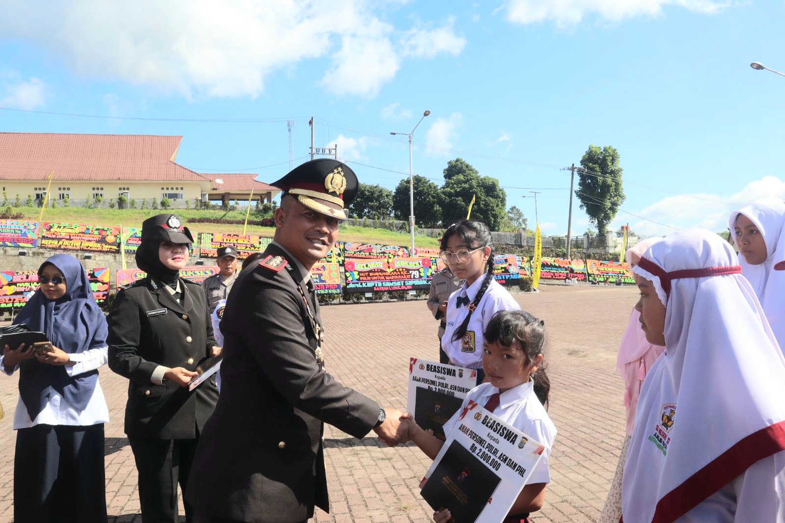 Kapolres Tapsel, AKBP Yasir Ahmadi, memberikan beasiswa ke anak-anak personel yang menunjukkan prestasi akademik dan non-akademik