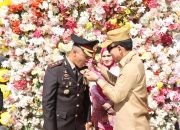 Momen kekompakan terlihat saat Bupati Tapsel, Gus Irawan Pasaribu, menyulangi kue tar ke Kapolres Tapsel AKBP Yasir Ahmadi, didampingi Ketua Bhayangkari Cabang Tapsel Ny Meylinda Yasir Ahmadi, di sela peringatan puncak HUT Bhayangkara ke-79