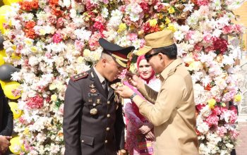 Momen kekompakan terlihat saat Bupati Tapsel, Gus Irawan Pasaribu, menyulangi kue tar ke Kapolres Tapsel AKBP Yasir Ahmadi, didampingi Ketua Bhayangkari Cabang Tapsel Ny Meylinda Yasir Ahmadi, di sela peringatan puncak HUT Bhayangkara ke-79