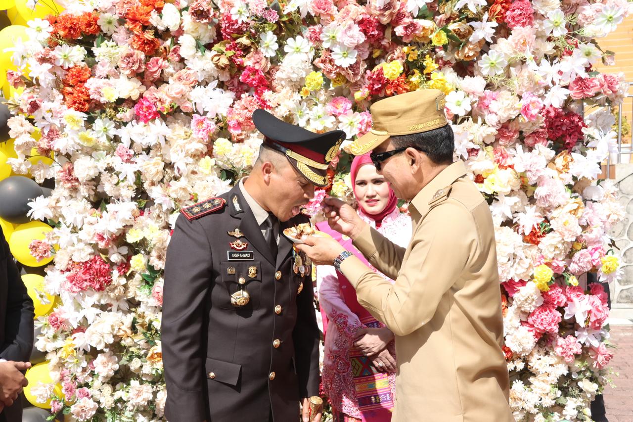 Momen kekompakan terlihat saat Bupati Tapsel, Gus Irawan Pasaribu, menyulangi kue tar ke Kapolres Tapsel AKBP Yasir Ahmadi, didampingi Ketua Bhayangkari Cabang Tapsel Ny Meylinda Yasir Ahmadi, di sela peringatan puncak HUT Bhayangkara ke-79