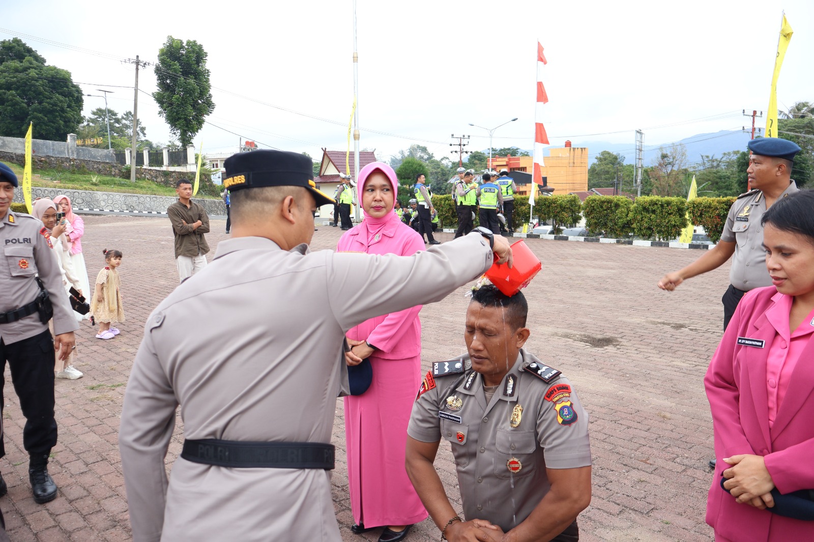 Waka Polres Tapsel, Kompol Rapi Pinakri, saat menyirami air bunga sebagai tradisi dan ungkapan rasa syukur atas naiknya pangkat personel