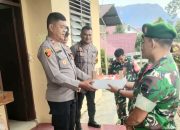 Kapolsek SD Hole, AKP M Samosir, saat menerima kejutan dan kunjungan kehangatan dari jajaran Koramil 04/SD Hole dalam rangka memperingati HUT Bhayangkara ke-79