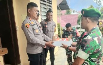 Kapolsek SD Hole, AKP M Samosir, saat menerima kejutan dan kunjungan kehangatan dari jajaran Koramil 04/SD Hole dalam rangka memperingati HUT Bhayangkara ke-79