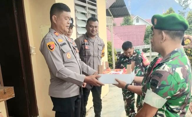 Dapat Kejutan dari Koramil di HUT Bhayangkara, Kapolsek SD Hole: Ini Bukti Sinergitas TNI-Polri