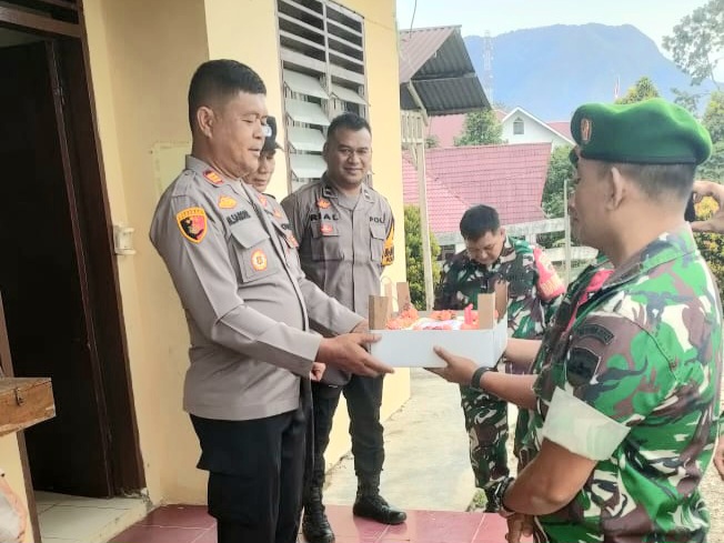 Kapolsek SD Hole, AKP M Samosir, saat menerima kejutan dan kunjungan kehangatan dari jajaran Koramil 04/SD Hole dalam rangka memperingati HUT Bhayangkara ke-79