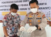 Waka Polres Tapsel, Kompol Rapi Pinakri, saat memusnahkan narkotika jenis sabu di sela kegiatan pemusnahan barang bukti yang digelar Kejaksaan setempat