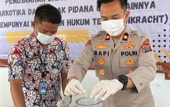 Waka Polres Tapsel, Kompol Rapi Pinakri, saat memusnahkan narkotika jenis sabu di sela kegiatan pemusnahan barang bukti yang digelar Kejaksaan setempat
