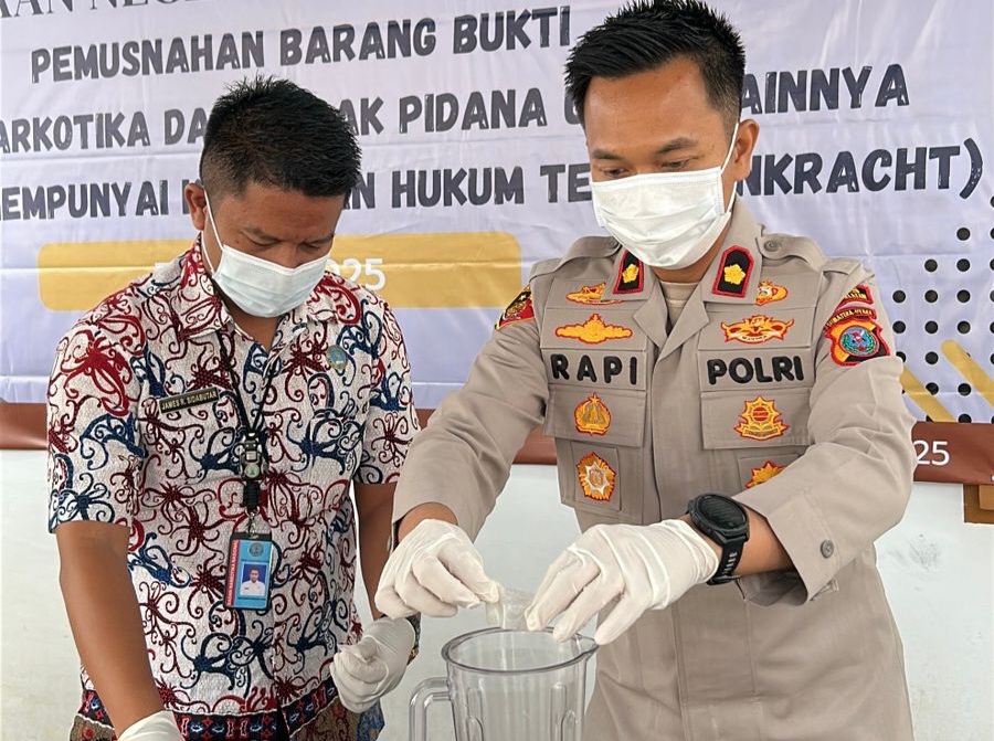 Waka Polres Tapsel, Kompol Rapi Pinakri, saat memusnahkan narkotika jenis sabu di sela kegiatan pemusnahan barang bukti yang digelar Kejaksaan setempat