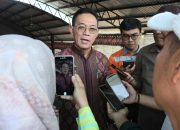Bupati Tapsel, Gus Irawan Pasaribu, menjawab wartawan di sela wawancara tentang peran KMP dalam mengatasi masalah sampah