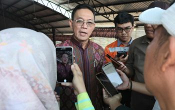 Bupati Tapsel, Gus Irawan Pasaribu, menjawab wartawan di sela wawancara tentang peran KMP dalam mengatasi masalah sampah