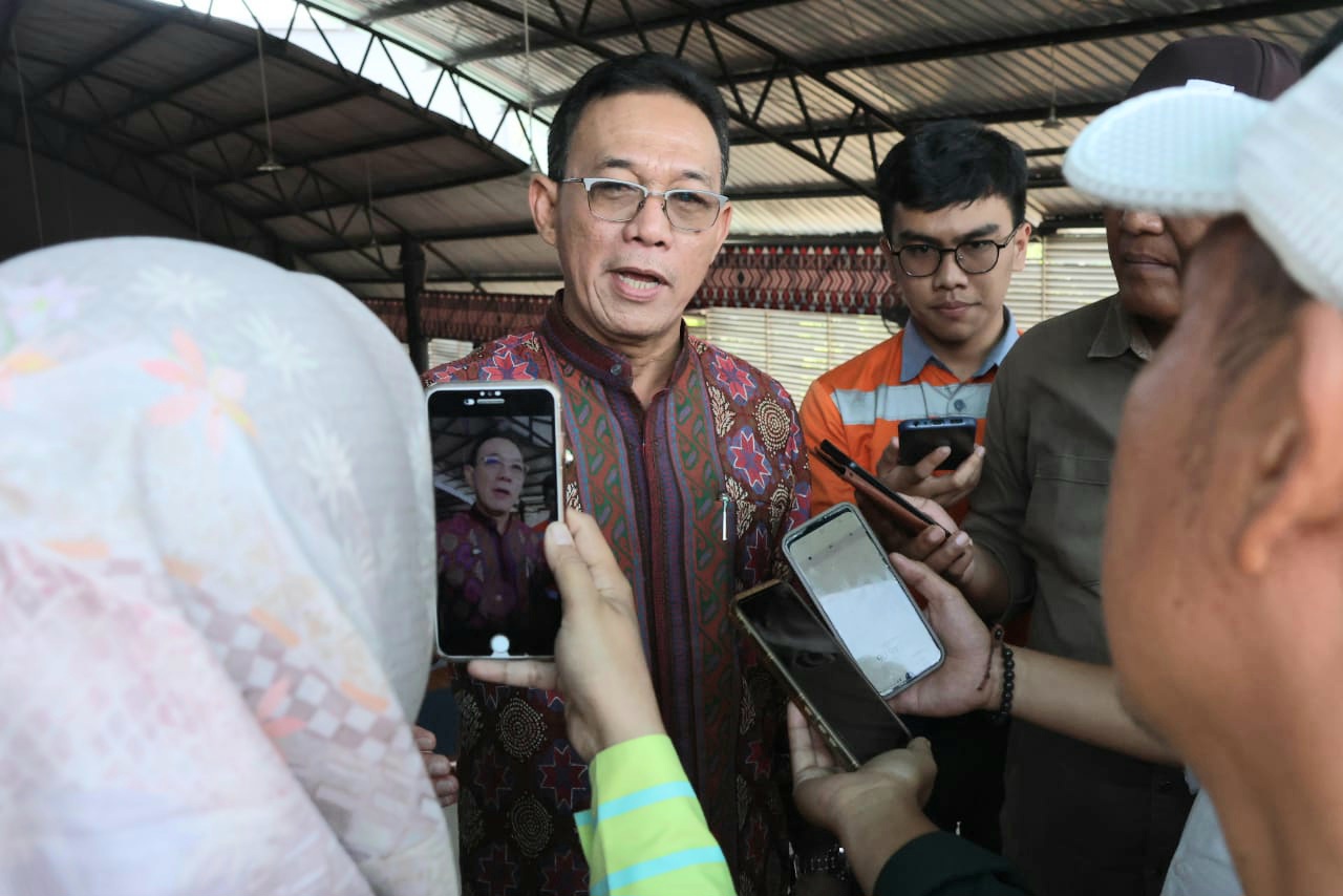 Bupati Tapsel, Gus Irawan Pasaribu, menjawab wartawan di sela wawancara tentang peran KMP dalam mengatasi masalah sampah