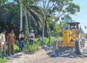 Sambut aspirasi dan permintaan Kepala Desa Sei Beluru, PT BSP Tbk Kisaran melaksanakan perbaikan dan perawatan jalan Desa dengan alat berat dan batu petrun