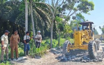 Sambut aspirasi dan permintaan Kepala Desa Sei Beluru, PT BSP Tbk Kisaran melaksanakan perbaikan dan perawatan jalan Desa dengan alat berat dan batu petrun