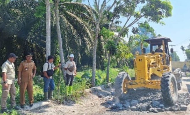 20 Tahun Tak Diperbaiki, PT BSP Tbk Kisaran Hadir Perbaiki Jalan di Desa Sei Beluru