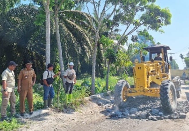 Sambut aspirasi dan permintaan Kepala Desa Sei Beluru, PT BSP Tbk Kisaran melaksanakan perbaikan dan perawatan jalan Desa dengan alat berat dan batu petrun