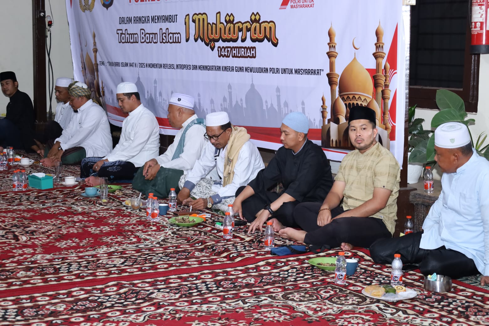 Suasana doa bersama yang digelar Kapolres Tapsel, AKBP Yasir Ahmadi, dalam rangka memperingati Tahun Baru Islam 1 Muharram 1447 Hijriah sekaligus menyambut HUT Bhayangkara ke-79