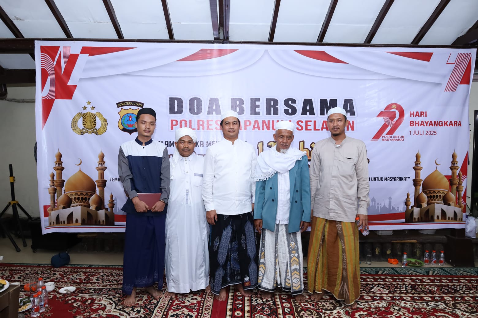 Suasana doa bersama yang digelar Kapolres Tapsel, AKBP Yasir Ahmadi, dalam rangka memperingati Tahun Baru Islam 1 Muharram 1447 Hijriah sekaligus menyambut HUT Bhayangkara ke-79